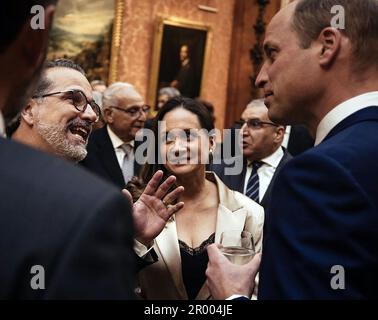 London, Großbritannien. 05. Mai 2023. Prince William, Prince of Wales (R), spricht mit Gästen während eines Empfangs im Buckingham Palace für ausländische Gäste, die an der Krönung von König Karl III. Am 5. Mai 2023 in London, England, teilnehmen. Foto: Royal Family/UPI Credit: UPI/Alamy Live News Stockfoto