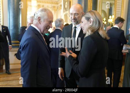 London, Großbritannien. 05. Mai 2023. König Karl III. (L) spricht mit der First Lady der Ukraine Olena Zelenska und dem ukrainischen Premierminister Denys Shmyhal bei einem Empfang im Buckingham Palace für ausländische Gäste, die an der Krönung von König Karl III. Am 5. Mai 2023 in London, England, teilnehmen. Foto: Royal Family/UPI Credit: UPI/Alamy Live News Stockfoto