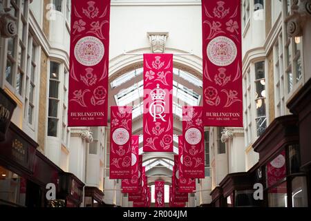 London, Großbritannien. 05. Mai 2023. Königliche Flaggen schmücken eine Straße A am 5. Mai 2023 in London, England, als Vorbereitungen für die Krönung von König Karl III. Und Königin Camilla, die am 6. Mai stattfindet, um London herum. Foto: Mayor of London Press Office/UPI Credit: UPI/Alamy Live News Stockfoto