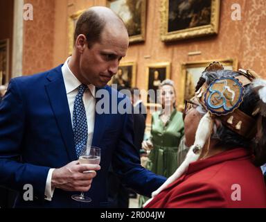 London, Großbritannien. 05. Mai 2023. Prince William, Prince of Wales, spricht mit Gästen während eines Empfangs im Buckingham Palace für ausländische Gäste, die an der Krönung von König Karl III. Am 5. Mai 2023 in London, England, teilnehmen. Foto: Royal Family/UPI Credit: UPI/Alamy Live News Stockfoto