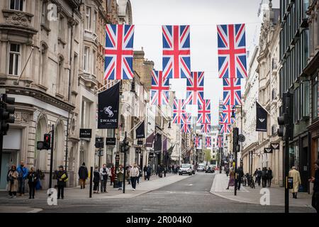 London, Großbritannien. 05. Mai 2023. Die Union Jacks dekorieren am 5. Mai 2023 in London, England, eine Straße als Vorbereitungen für die Krönung von König Karl III. Und Königin Camilla, die am 6. Mai stattfindet, und fahren um London herum. Foto: Mayor of London Press Office/UPI Credit: UPI/Alamy Live News Stockfoto