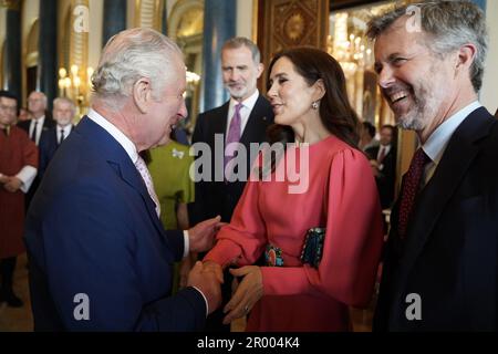 London, Großbritannien. 05. Mai 2023. König Karl III. (L) spricht mit Mary, Kronprinzessin von Dänemark, und Frederik, Kronprinz von Dänemark, bei einem Empfang im Buckingham Palace für ausländische Gäste, die am Freitag, den 5. Mai 2023 in London, England, an der Krönung von König Karl III. Teilnehmen. Foto: Royal Family/UPI Credit: UPI/Alamy Live News Stockfoto