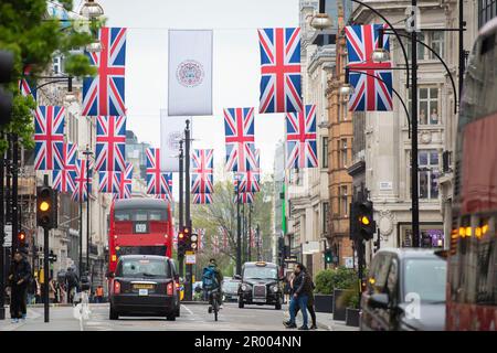 London, Großbritannien. 05. Mai 2023. Die Union Jacks dekorieren am 5. Mai 2023 in London, England, eine Straße als Vorbereitungen für die Krönung von König Karl III. Und Königin Camilla, die am 6. Mai stattfindet, und fahren um London herum. Foto: Mayor of London Press Office/UPI Credit: UPI/Alamy Live News Stockfoto