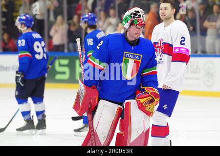 Nottingham, 5. Mai 2023. Justin Fazio, Torwart für Italien, verlässt das Eis nach dem Spiel gegen Großbritannien bei der IIHF-Eishockey-Weltmeisterschaft 2023, Division I, Gruppe A in der Motorpoint Arena, Nottingham. Kredit: Colin Edwards/Alamy Live News Stockfoto