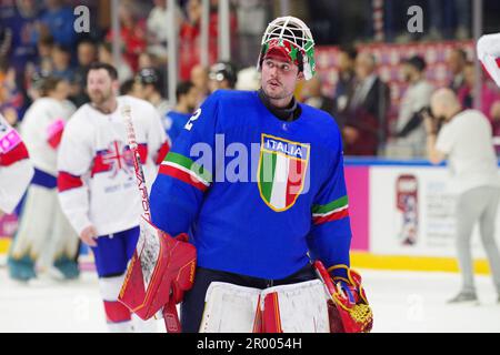 Nottingham, 5. Mai 2023. Justin Fazio, Torwart für Italien, verlässt das Eis nach dem Spiel gegen Großbritannien bei der IIHF-Eishockey-Weltmeisterschaft 2023, Division I, Gruppe A in der Motorpoint Arena, Nottingham. Kredit: Colin Edwards/Alamy Live News Stockfoto