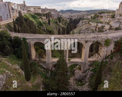 Ein malerischer Blick auf die historische Brücke in Gravina in Apulien, Italien, mit ihren unverwechselbaren Bögen und kunstvoll verzierten Steinmauern Stockfoto