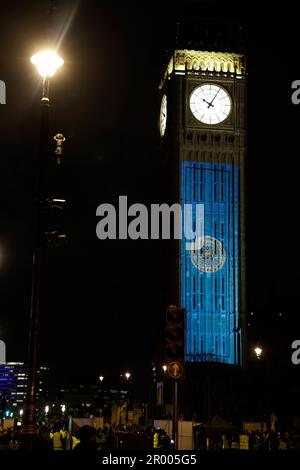 Nachrichten an den neuen König werden auf Big Ben projiziert, vor der königlichen Krönung in Central London am 5. Mai 2023 in London, England, Großbritannien am 6. Mai wird erwartet, dass während der Krönung von König Karl III. Und Königin Camilla auf der traditionellen, aber verkürzten Route zwischen Buckingham Place und Westminster Abbey (Foto: John Lamparski/NurPhoto)0 Kredit: NurPhoto SRL/Alamy Live News Tausende von Formen auf der ganzen Welt gebildet werden Stockfoto