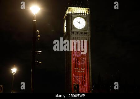 Nachrichten an den neuen König werden auf Big Ben projiziert, vor der königlichen Krönung in Central London am 5. Mai 2023 in London, England, Großbritannien am 6. Mai wird erwartet, dass während der Krönung von König Karl III. Und Königin Camilla (Foto von John Lamparski/NurPhoto) auf der traditionellen, aber verkürzten Route zwischen Buckingham Place und Westminster Abbey Tausende aus aller Welt bestehen. Kredit: NurPhoto SRL/Alamy Live News Stockfoto