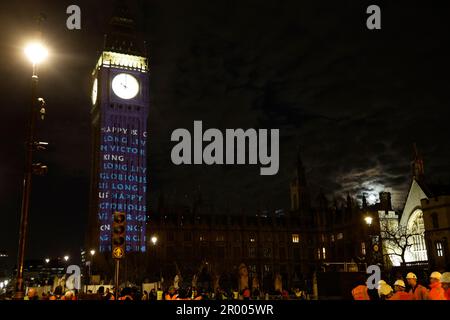 Nachrichten an den neuen König werden auf Big Ben projiziert, vor der königlichen Krönung in Central London am 5. Mai 2023 in London, England, Großbritannien am 6. Mai wird erwartet, dass während der Krönung von König Karl III. Und Königin Camilla (Foto von John Lamparski/NurPhoto) auf der traditionellen, aber verkürzten Route zwischen Buckingham Place und Westminster Abbey Tausende aus aller Welt bestehen. Kredit: NurPhoto SRL/Alamy Live News Stockfoto