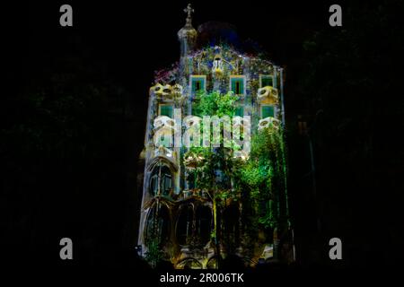 Barcelona, Spanien. 5. Mai 2023. Anlässlich des 200. Jahrestages des Passeig de Gracia beleuchtet der türkisch-amerikanische New-Media-Künstler Refik Andadol die Fassade von Gaudis Casa Batllo mit einer spektakulären bunten Karte. Kredit: Matthias Oesterle/Alamy Live News Stockfoto