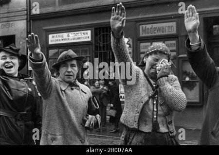 Die Menschen der tschechischen Stadt Cheb (Eger) grüßen die deutschen Truppen, die im Oktober 1938 im Anschluss des Sudetenland in die Stadt einmarschieren.eine der Frauen ist in Freudenstränen. Nach der Annexion von Ausrtia verlangte Hitler, dass er in die Sudetenregion der Tschechoslowakei überführt wird. Auf der Münchner Konferenz im September 1938 stimmten die westlichen Mächte dem zu, und die nazis besetzten das Gebiet. Kurz nachdem Hitler sein Versprechen gebrochen hatte und in den Rest der Tschechoslowakei einmarschierte, widmete er sich Polen. Stockfoto