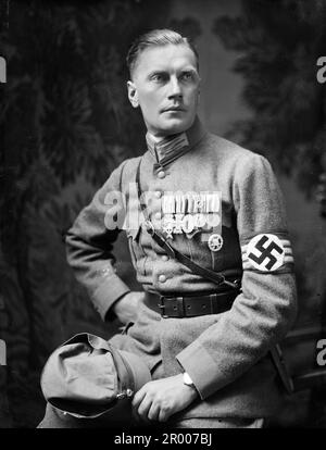 Wilhelm Brückner (11. Dezember 1884 – 18. August 1954) war bis Oktober 1940 Adolf Hitlers Chefadjutant. Danach trat Brückner der Armee bei und wurde zum Ende des Zweiten Weltkriegs Oberst Ende 1922 trat er der Nazi-Partei bei . Am 9. November 1923 nahm Brückner an der Bierhalle Putsch in München Teil und wurde der Beihilfe zum Hochverrat für schuldig befunden. Brückner wurde am 20. Februar 1934 zum Chefadjutant von Hitler ernannt und blieb bis zu seiner Entlassung am 18. Oktober 1940 in dieser Funktion. Hier trägt er seine nazi-Uniform mit nazi-Hakenkreuz-Armband, militärische Dekoration, sollte Stockfoto