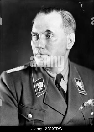 Wilhelm Brückner (11. Dezember 1884 – 18. August 1954) war bis Oktober 1940 Adolf Hitlers Chefadjutant. Danach trat Brückner der Armee bei und wurde zum Ende des Zweiten Weltkriegs Oberst Ende 1922 trat er der Nazi-Partei bei . Am 9. November 1923 nahm Brückner an der Bierhalle Putsch in München Teil und wurde der Beihilfe zum Hochverrat für schuldig befunden. Brückner wurde am 20. Februar 1934 zum Chefadjutant von Hitler ernannt und blieb bis zu seiner Entlassung am 18. Oktober 1940 in dieser Funktion. Hier trägt er seine SA-Uniform (Sturmabteilung) in den Jahren 1933–1934; Stockfoto