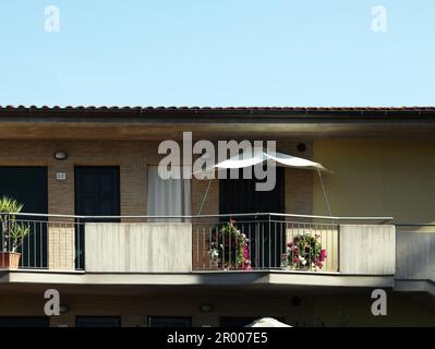 Außenansicht des Gebäudes mit Blumen auf dem Balkon Stockfoto