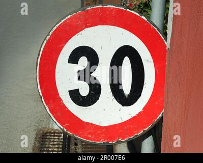 Straßenschild HÖCHSTGESCHWINDIGKEIT 30 km/h im Freien an sonnigen Tagen Stockfoto