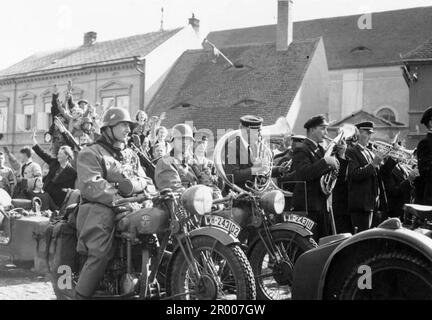 Eine Marschkapelle, die nach der Annexion des Sudetenland in Radonitz spielt. Nach der Annexion von Ausrtia verlangte Hitler, dass er in die Sudetenregion der Tschechoslowakei überführt wird. Auf der Münchner Konferenz im September 1938 stimmten die westlichen Mächte dem zu, und die nazis besetzten das Gebiet. Kurz nachdem Hitler sein Versprechen gebrochen hatte und in den Rest der Tschechoslowakei einmarschierte, widmete er sich Polen. Bundesarchiv, Bild 146-2005-0179/CC-BY-SA 3,0 Stockfoto