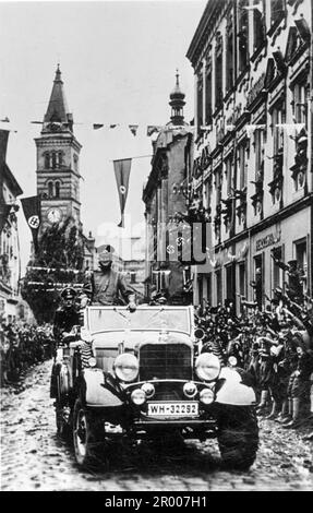 Hitler in seinem Auto in Graslitz in der Tschechoslowakei nach der Annexion Österreichs verlangte Hitler, dass er die Sudetenregion der Tschechoslowakei erhält. Auf der Münchner Konferenz im September 1938 stimmten die westlichen Mächte dem zu, und die nazis besetzten das Gebiet. Kurz nachdem Hitler sein Versprechen gebrochen hatte und in den Rest der Tschechoslowakei einmarschierte, widmete er sich Polen. Stockfoto