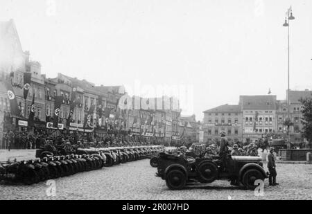 Deutsche Truppen in Paradenbildung auf dem Leitmeritz-Marktplatz am 12. 1938. Oktober in Leitmeritz, Tschechoslowakei nach der Annexion des Sudetenlands. Nach der Annexion Österreichs verlangte Hitler, dass er in die Region Sudeten der Tschechoslowakei aufgenommen wird. Auf der Münchner Konferenz im September 1938 stimmten die westlichen Mächte dem zu, und die nazis besetzten das Gebiet. Kurz nachdem Hitler sein Versprechen gebrochen hatte und in den Rest der Tschechoslowakei einmarschierte, widmete er sich Polen. Bundesarchiv, Bild 146-2006-0017/CC-BY-SA 3,0 Stockfoto