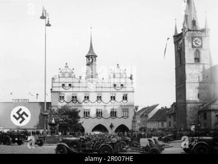 Deutsche Truppen in Paradenbildung auf dem Leitmeritz-Marktplatz am 12. 1938. Oktober in Leitmeritz, Tschechoslowakei nach der Annexion des Sudetenlands. Nach der Annexion Österreichs verlangte Hitler, dass er in die Region Sudeten der Tschechoslowakei aufgenommen wird. Auf der Münchner Konferenz im September 1938 stimmten die westlichen Mächte dem zu, und die nazis besetzten das Gebiet. Kurz nachdem Hitler sein Versprechen gebrochen hatte und in den Rest der Tschechoslowakei einmarschierte, widmete er sich Polen. Bundesarchiv, Bild 146-2006-0016/CC-BY-SA 3,0 Stockfoto