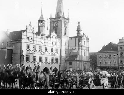 Deutsche Truppen in Paradenbildung auf dem Leitmeritz-Marktplatz am 12. 1938. Oktober in Leitmeritz, Tschechoslowakei nach der Annexion des Sudetenlands. Nach der Annexion Österreichs verlangte Hitler, dass er in die Region Sudeten der Tschechoslowakei aufgenommen wird. Auf der Münchner Konferenz im September 1938 stimmten die westlichen Mächte dem zu, und die nazis besetzten das Gebiet. Kurz nachdem Hitler sein Versprechen gebrochen hatte und in den Rest der Tschechoslowakei einmarschierte, widmete er sich Polen. Bundesarchiv, Bild 146-2006-0015/CC-BY-SA 3,0 Stockfoto