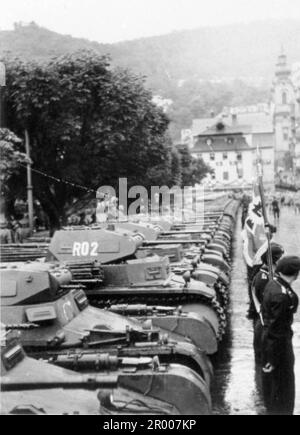 Eine Panzerparade auf dem Stadtplatz Karlsbad in der Tschechoslowakei im Oktober 1938 nach der Annexion Sudetlands. Nach der Annexion Österreichs verlangte Hitler, dass er in die Region Sudeten der Tschechoslowakei aufgenommen wird. Auf der Münchner Konferenz im September 1938 stimmten die westlichen Mächte dem zu, und die nazis besetzten das Gebiet. Kurz nachdem Hitler sein Versprechen gebrochen hatte und in den Rest der Tschechoslowakei einmarschierte, widmete er sich Polen. Bundesarchiv, Bild 146-2005-0178/CC-BY-SA 3,0 Stockfoto