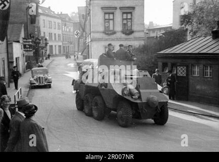 Deutsche Panzerwagen fahren am 1938. Oktober nach der Annexion des Sudetenlands durch eine Stadt im Raum Schatzlar-Freiheit. Nach der Annexion Österreichs verlangte Hitler, dass er in die Region Sudeten der Tschechoslowakei aufgenommen wird. Auf der Münchner Konferenz im September 1938 stimmten die westlichen Mächte dem zu, und die nazis besetzten das Gebiet. Kurz nachdem Hitler sein Versprechen gebrochen hatte und in den Rest der Tschechoslowakei einmarschierte, widmete er sich Polen. Bundesarchiv, Bild 146-2005-0182/CC-BY-SA 3,0 Stockfoto