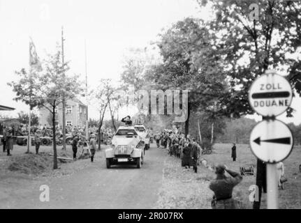 Panzerwagen übernehmen die Führung, als deutsche Truppen im Oktober 1938 während der Annexion des Sudetlands die Grenze des tschechischen Staates überqueren. Nach der Annexion Österreichs verlangte Hitler, dass er in die Region Sudeten der Tschechoslowakei aufgenommen wird. Auf der Münchner Konferenz im September 1938 stimmten die westlichen Mächte dem zu, und die nazis besetzten das Gebiet. Kurz nachdem Hitler sein Versprechen gebrochen hatte und in den Rest der Tschechoslowakei einmarschierte, widmete er sich Polen. Bundesarchiv, Bild 146-1986-042-13/CC-BY-SA 3,0 Stockfoto