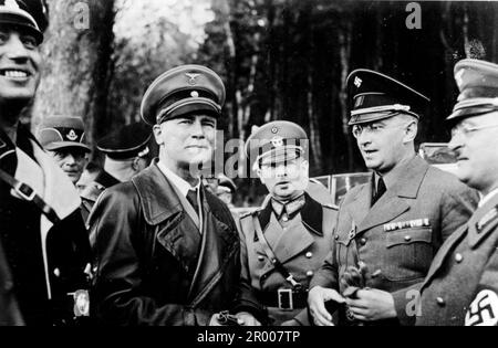 Der nazi-Innenminister Wilhelm Frick mit anderen prominenten nazis während eines offiziellen Besuchs in der Tschechoslowakei nach der Annexion Sudetlands. Nach der Annexion Österreichs verlangte Hitler, dass er in die Region Sudeten der Tschechoslowakei aufgenommen wird. Auf der Münchner Konferenz im September 1938 stimmten die westlichen Mächte dem zu, und die nazis besetzten das Gebiet. Kurz nachdem Hitler sein Versprechen gebrochen hatte und in den Rest der Tschechoslowakei einmarschierte, widmete er sich Polen. Von links Wilhelm Stuckart, Frick, Adolf von Bomhard (Leiter der Ordenspolizei) Konrad Henlein Stockfoto