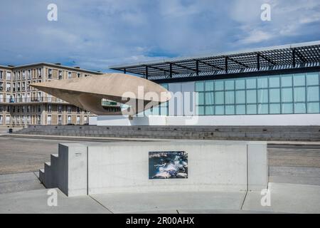 Die Betonskulptur von Henri Georges Adam trägt den Titel „Le Signal“ im Muma Musée d'Art moderne André Malraux, Le Havre, seine-Maritime, Normandie, Frankreich Stockfoto