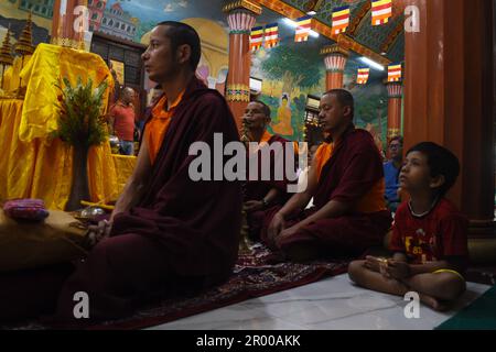 Kalkutta, Indien. 05. Mai 2023. Buddha Purnima zu Gautama Buddhas Geburtstag wurde gefeiert. Buddha Purnima ist ein traditioneller Feiertag, der in Ostasien zum Gedenken an den Geburtstag des Gründers des Buddhismus, Gautama Buddha, gefeiert wird. (Foto von Sayantan Chakraborty/Pacific Press) Kredit: Pacific Press Media Production Corp./Alamy Live News Stockfoto