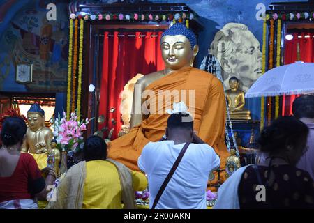 Kalkutta, Indien. 05. Mai 2023. Buddha Purnima zu Gautama Buddhas Geburtstag wurde gefeiert. Buddha Purnima ist ein traditioneller Feiertag, der in Ostasien zum Gedenken an den Geburtstag des Gründers des Buddhismus, Gautama Buddha, gefeiert wird. (Foto von Sayantan Chakraborty/Pacific Press) Kredit: Pacific Press Media Production Corp./Alamy Live News Stockfoto