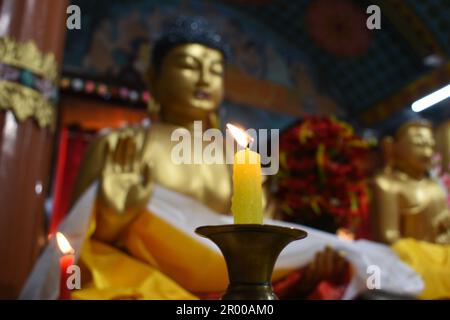 Kalkutta, Indien. 05. Mai 2023. Buddha Purnima zu Gautama Buddhas Geburtstag wurde gefeiert. Buddha Purnima ist ein traditioneller Feiertag, der in Ostasien zum Gedenken an den Geburtstag des Gründers des Buddhismus, Gautama Buddha, gefeiert wird. (Foto von Sayantan Chakraborty/Pacific Press) Kredit: Pacific Press Media Production Corp./Alamy Live News Stockfoto