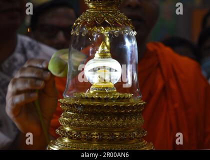 Kalkutta, Indien. 05. Mai 2023. Buddha Purnima zu Gautama Buddhas Geburtstag wurde gefeiert. Buddha Purnima ist ein traditioneller Feiertag, der in Ostasien zum Gedenken an den Geburtstag des Gründers des Buddhismus, Gautama Buddha, gefeiert wird. (Foto von Sayantan Chakraborty/Pacific Press) Kredit: Pacific Press Media Production Corp./Alamy Live News Stockfoto