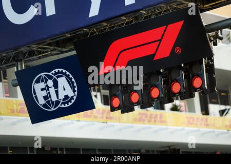 Miami Gardens, Etats Unis. 06. Mai 2023. FIA & F1-Logo während der Formel 1 Crypto.com des Miami Grand Prix 2023, 5. Runde der Formel-1-Weltmeisterschaft 2023 vom 05. Bis 07. Mai 2023 auf dem Miami International Autodrome, in Miami Gardens, Florida, Vereinigte Staaten von Amerika - Photo Florent Gooden/DPPI Credit: DPPI Media/Alamy Live News Stockfoto