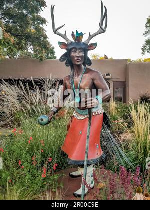 Die Ureinwohner-Statue befindet sich auf der Canyon Road in Santa Fe, New Mexico Stockfoto