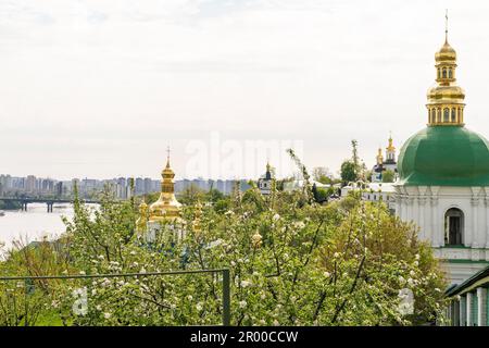 Kiew, Ukraine. 5. Mai 2023. Blick auf die Kiew Pechersk Lavra der ukrainisch-orthodoxen Kirche in Kiew. Die ukrainischen Behörden beschuldigten die Führer von Pechersk Lavra angesichts der brutalen russischen Invasion in die Ukraine als Kollaborateure Russlands und verlangten, Räumlichkeiten zu verlassen, und gaben es auf, um in die ukrainisch-orthodoxe Kirche verlegt zu werden. Die Führer von Pechersk Lavra weigerten sich und setzten ihre täglichen Gebete von Anhängern von Pechersk Lavra und der Polizei draußen fort. (Kreditbild: © Lev Radin/Pacific Press via ZUMA Press Wire) NUR ZUR REDAKTIONELLEN VERWENDUNG! Nicht für den kommerziellen GEBRAUCH! Stockfoto