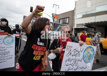 Los Angeles, Kalifornien, USA. 1. Mai 2023. Die Demonstranten erheben die Faust, halten Plakate und singende Slogans in der Hand, während sie während einer Demonstration durch die Straßen marschieren. Die Revcoms von Los Angeles treffen sich in Little Tokyo im Zentrum von Los Angeles zu einer geplanten revolutionären Mayday-Rallye und märz, wo Mitglieder American Flags zerrissen und zerrissen, um zu demonstrieren, dass sie sich weigerten, das von den USA geplante System für die Zukunft ihrer Bürger zu akzeptieren. Im Kampf für eine bessere Welt ohne Unterdrückung und Ausbeutung gingen die Mitglieder auf die Straße und schlossen sich der internationalen Mayday Mar an Stockfoto