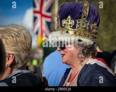 London, Großbritannien. 5. Mai 2023. Vor der Krönung von König Karl am 6. Mai versammelten sich große Menschenmassen auf der Prozessionsstraße in der Nähe des Buckingham-Palastes. (Kreditbild: © Laura Chiesa/Pacific Press via ZUMA Press Wire) NUR ZUR REDAKTIONELLEN VERWENDUNG! Nicht für den kommerziellen GEBRAUCH! Stockfoto