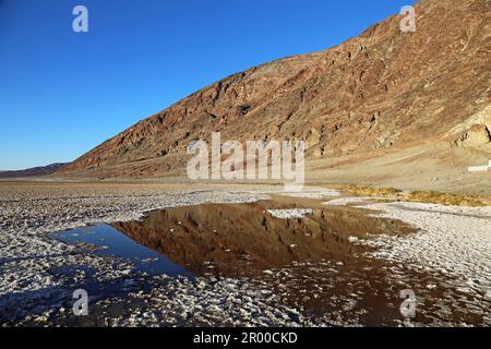 Reflection in Badwater Basin - Death Valley NP, Kalifornien Stockfoto