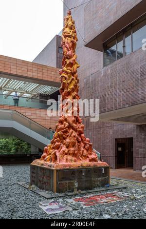 Hongkong, China. 22. Okt. 2021. Archivfoto des dänischen Künstlers Jens Galschiot's „Pillar of Sham“ an der Hong Kong University Pok Fu Lam Hong Kong. Die Skulptur ist eine Gedenkstätte für das Massaker auf dem Platz des Himmlischen Friedens von 1989. Die Skulptur, die 2021 aus der Ausstellung entfernt wurde, wurde am 5. Mai 2023 vom Nationalen Sicherheitsministerium der Polizei von Hongkong beschlagnahmt und zitierte „Aufstachelung zur Subversion“ während der Ausführung eines Durchsuchungsbefehls. Kredit: Jayne Russell/Alamy Live News Stockfoto