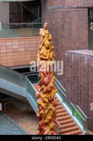 Hongkong, China. 22. Okt. 2021. Archivfoto des dänischen Künstlers Jens Galschiot's „Pillar of Sham“ an der Hong Kong University Pok Fu Lam Hong Kong. Die Skulptur ist eine Gedenkstätte für das Massaker auf dem Platz des Himmlischen Friedens von 1989. Die Skulptur, die 2021 aus der Ausstellung entfernt wurde, wurde am 5. Mai 2023 vom Nationalen Sicherheitsministerium der Polizei von Hongkong beschlagnahmt und zitierte „Aufstachelung zur Subversion“ während der Ausführung eines Durchsuchungsbefehls. Kredit: Jayne Russell/Alamy Live News Stockfoto