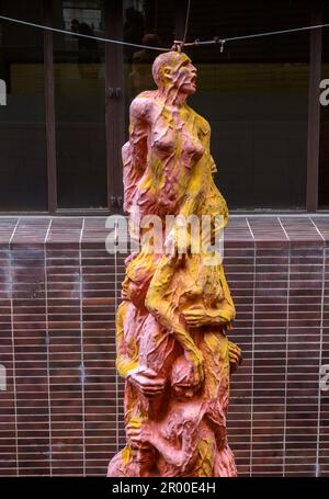 Hongkong, China. 22. Okt. 2021. Archivfoto des dänischen Künstlers Jens Galschiot's „Pillar of Sham“ an der Hong Kong University Pok Fu Lam Hong Kong. Die Skulptur ist eine Gedenkstätte für das Massaker auf dem Platz des Himmlischen Friedens von 1989. Die Skulptur, die 2021 aus der Ausstellung entfernt wurde, wurde am 5. Mai 2023 vom Nationalen Sicherheitsministerium der Polizei von Hongkong beschlagnahmt und zitierte „Aufstachelung zur Subversion“ während der Ausführung eines Durchsuchungsbefehls. Kredit: Jayne Russell/Alamy Live News Stockfoto