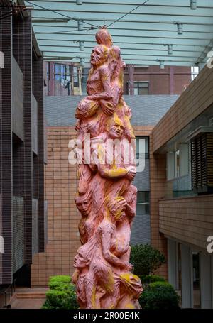 Hongkong, China. 22. Okt. 2021. Archivfoto des dänischen Künstlers Jens Galschiot's „Pillar of Sham“ an der Hong Kong University Pok Fu Lam Hong Kong. Die Skulptur ist eine Gedenkstätte für das Massaker auf dem Platz des Himmlischen Friedens von 1989. Die Skulptur, die 2021 aus der Ausstellung entfernt wurde, wurde am 5. Mai 2023 vom Nationalen Sicherheitsministerium der Polizei von Hongkong beschlagnahmt und zitierte „Aufstachelung zur Subversion“ während der Ausführung eines Durchsuchungsbefehls. Kredit: Jayne Russell/Alamy Live News Stockfoto