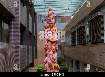 Hongkong, China. 22. Okt. 2021. Archivfoto des dänischen Künstlers Jens Galschiot's „Pillar of Sham“ an der Hong Kong University Pok Fu Lam Hong Kong. Die Skulptur ist eine Gedenkstätte für das Massaker auf dem Platz des Himmlischen Friedens von 1989. Die Skulptur, die 2021 aus der Ausstellung entfernt wurde, wurde am 5. Mai 2023 vom Nationalen Sicherheitsministerium der Polizei von Hongkong beschlagnahmt und zitierte „Aufstachelung zur Subversion“ während der Ausführung eines Durchsuchungsbefehls. Kredit: Jayne Russell/Alamy Live News Stockfoto