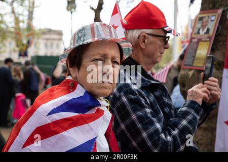 Paris, Frankreich. 05. Mai 2023. Ein paar königliche Fans warten auf die Krönung von König Karl III. In der Nähe des Buckingham Palace in London. (Foto: Andreina Flores/SOPA Images/Sipa USA) Guthaben: SIPA USA/Alamy Live News Stockfoto