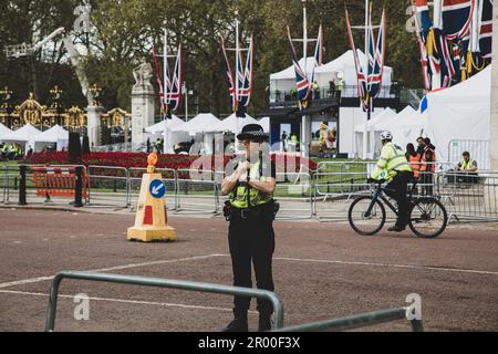 Paris, Frankreich. 05. Mai 2023. Ein Polizist vor dem Buckingham-Palast als Teil der Sicherheitsvorführung für die Krönung von König Karl III (Foto: Andreina Flores/SOPA Images/Sipa USA) Guthaben: SIPA USA/Alamy Live News Stockfoto