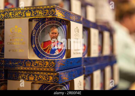 Paris, Frankreich. 05. Mai 2023. Eine Tasse König Karl III. Im Souvenirladen in London. (Foto: Andreina Flores/SOPA Images/Sipa USA) Guthaben: SIPA USA/Alamy Live News Stockfoto