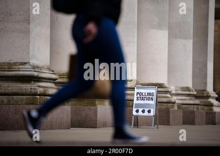 (230506) -- MANCHESTER, 6. Mai 2023 (Xinhua) -- Ein Fußgänger geht vorbei an einer Wahlstation für Kommunalwahlen in Manchester, Großbritannien, 4. Mai 2023. Die regierende konservative Partei Großbritanniens hat bei Kommunalwahlen in ganz England über 1.000 Sitze verloren, die letzten Wahlergebnisse zeigten am Freitag. Bis Freitagabend hatten 222 von 230 Räten bereits ihre Ergebnisse bekannt gegeben, wobei die Konservativen die Kontrolle über 45 Rathäuser verloren und die 1.040 Ratsmitglieder der Partei dabei ihre Arbeitsplätze verloren. Die Auszählung wird jedoch erst am Dienstag abgeschlossen sein, wenn der letzte rat, Redcar und Cleveland, ankündigt Stockfoto