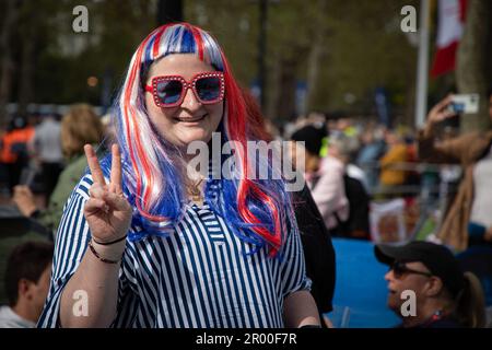 Paris, Frankreich. 05. Mai 2023. Ein königlicher Fan wartet auf die Krönungszeremonie von König Karl III. In ihrem Zelt in der Nähe des Buckingham Palace in London. Kredit: SOPA Images Limited/Alamy Live News Stockfoto