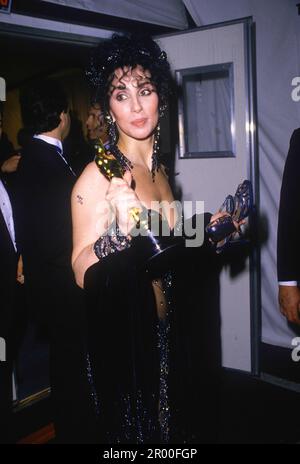 Cher verließ die Academy Awards, nachdem er die „beste Schauspielerin“ für Moonstruck gewann, 1988 Kredit: Ron Wolfson / MediaPunch Stockfoto